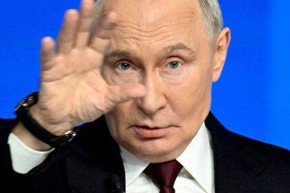 Mapa de Moscú con iconos de WiFi tachados y un reloj marcando 21 días de corte digital tras orden del Kremlin