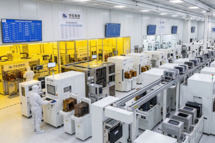 Técnicos chinos revisando obleas de silicio con chips de 7nm fabricados con técnicas de multiple patterning sin equipos ASML