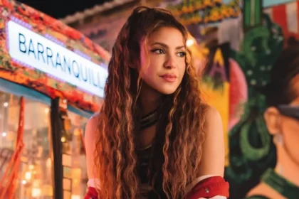Shakira sonríe con micrófono en mano, destacando su nominación al Salón de la Fama del Rock & Roll 2026