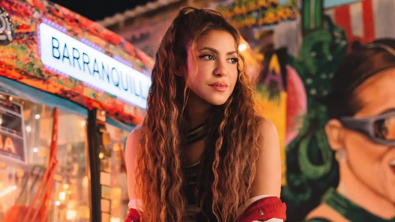 Shakira sonríe con micrófono en mano, destacando su nominación al Salón de la Fama del Rock & Roll 2026