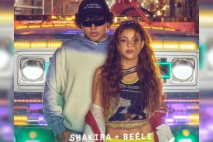 Shakira y Beéle en pleno Carnaval de Barranquilla durante el rodaje del video de 'Algo Tú', rodeados de tambores y bailadores con trajes tradicionales costeños