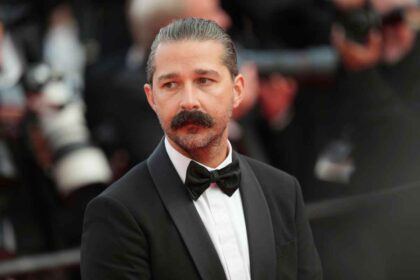 Shia LaBeouf con rostro serio tras su segundo arresto en Nueva Orleans por cargos de agresión simple durante el Mardi Gras