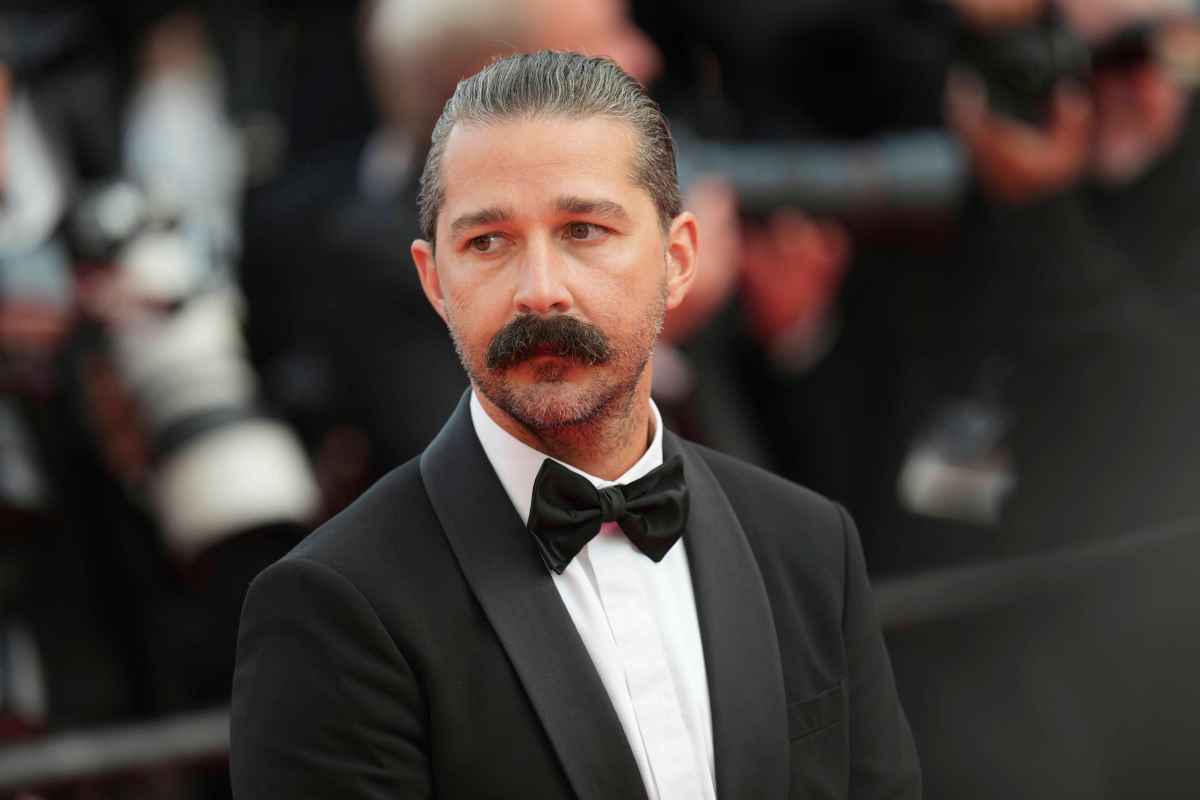 Shia LaBeouf con rostro serio tras su segundo arresto en Nueva Orleans por cargos de agresión simple durante el Mardi Gras