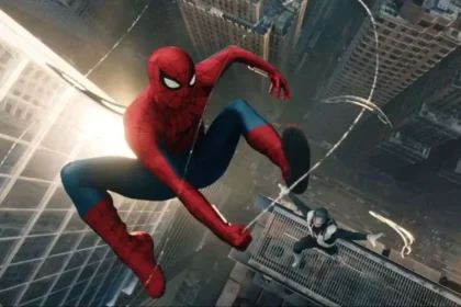 Tom Holland como Spider-Man en un fotograma del tráiler de 'Un Nuevo Día', mostrando su traje con detalles de mutación genética