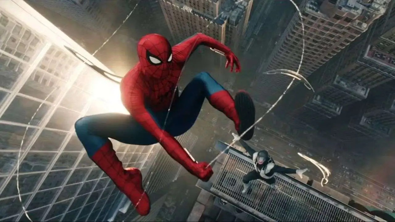 Tom Holland como Spider-Man en un fotograma del tráiler de 'Un Nuevo Día', mostrando su traje con detalles de mutación genética