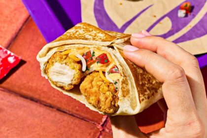 Crunchwrap Slider y Quesadilla Cantina de Taco Bell: dos platos de pollo crujiente con queso fundido y salsas, listos para probar