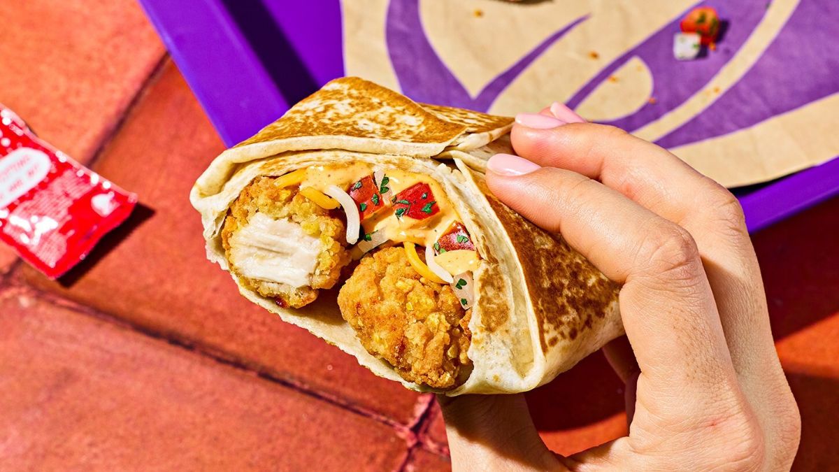 Crunchwrap Slider y Quesadilla Cantina de Taco Bell: dos platos de pollo crujiente con queso fundido y salsas, listos para probar