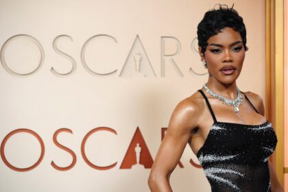 Teyana Taylor sonriendo y aplaudiendo con entusiasmo durante los Premios Oscar 2026, mostrando 'deportividad genuina' tras perder el premio