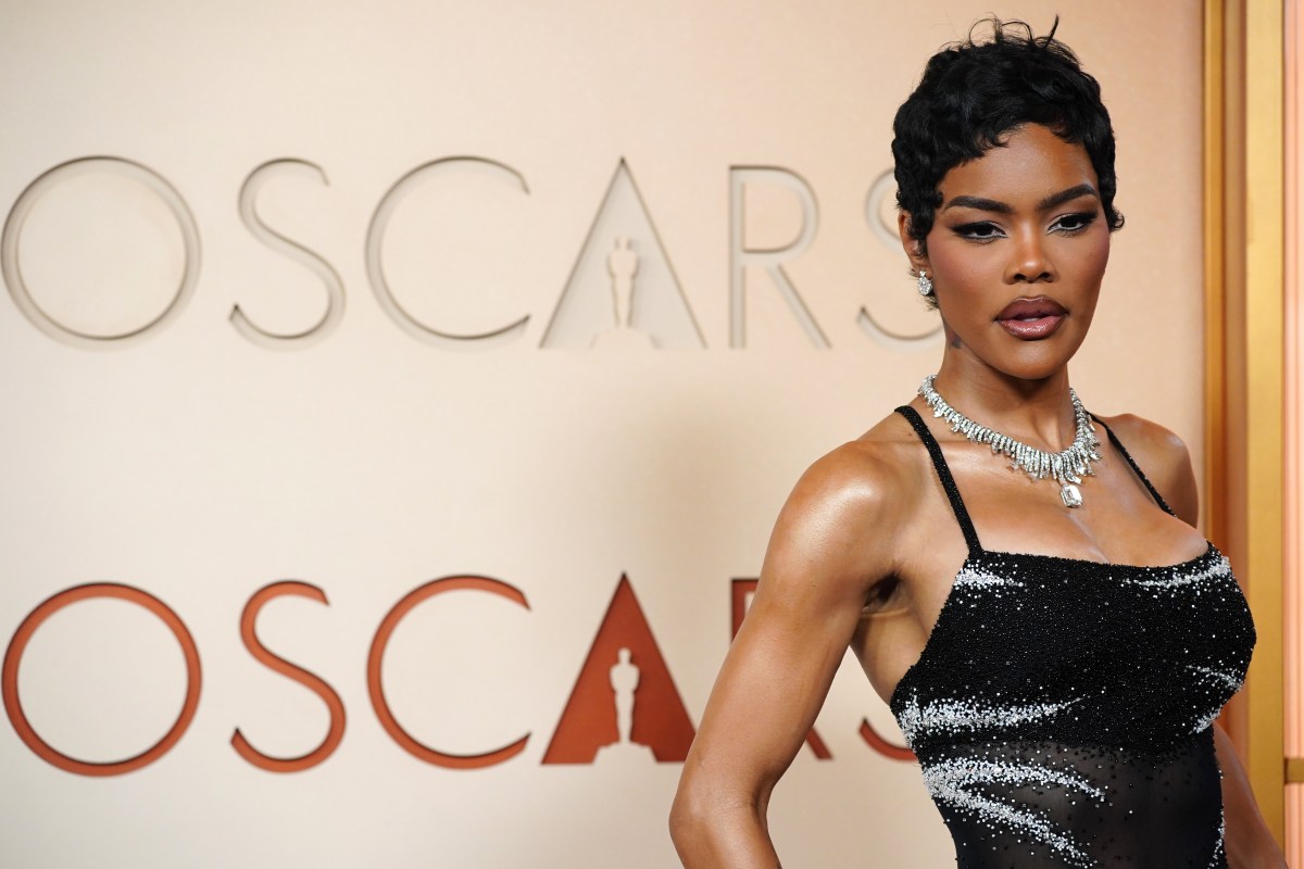 Teyana Taylor sonriendo y aplaudiendo con entusiasmo durante los Premios Oscar 2026, mostrando 'deportividad genuina' tras perder el premio