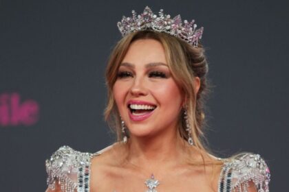 Thalía con vestuario tropical en portada de 'Todo suena mejor en cumbia', su álbum 100% dedicado al ritmo que marcó su carrera