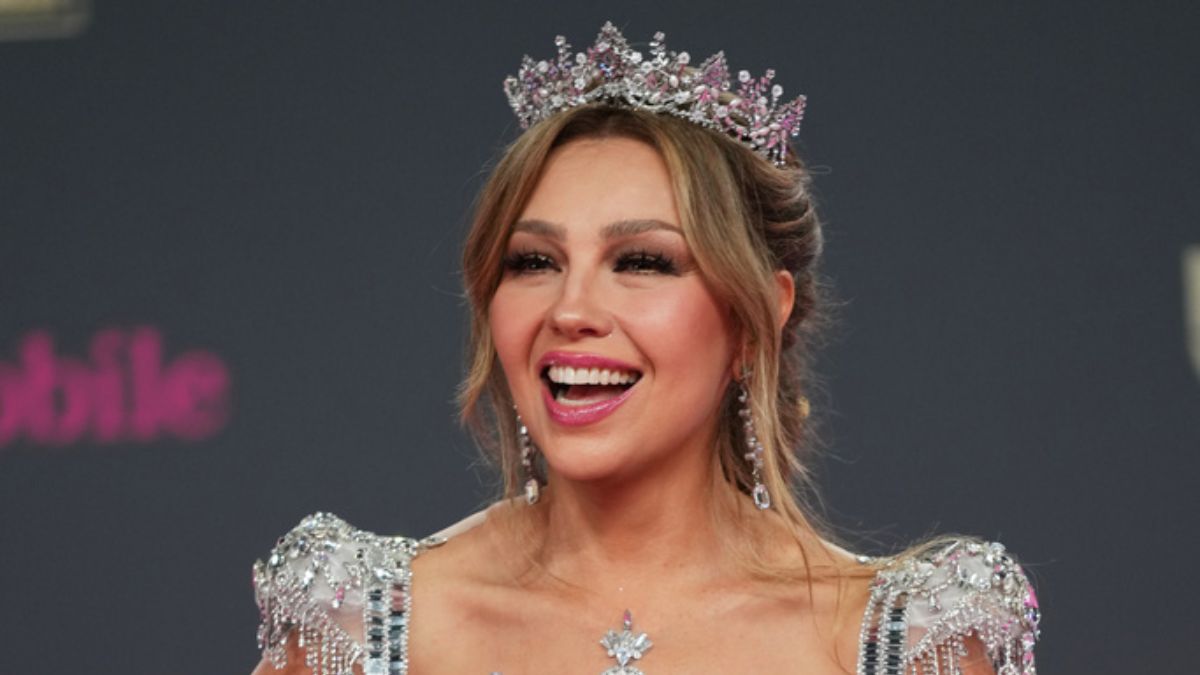Thalía con vestuario tropical en portada de 'Todo suena mejor en cumbia', su álbum 100% dedicado al ritmo que marcó su carrera
