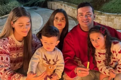 Niña de 8 años soplando velas en una torta rosa inspirada en Ariana Grande, rodeada de familiares en un homenaje lleno de amor y nostalgia