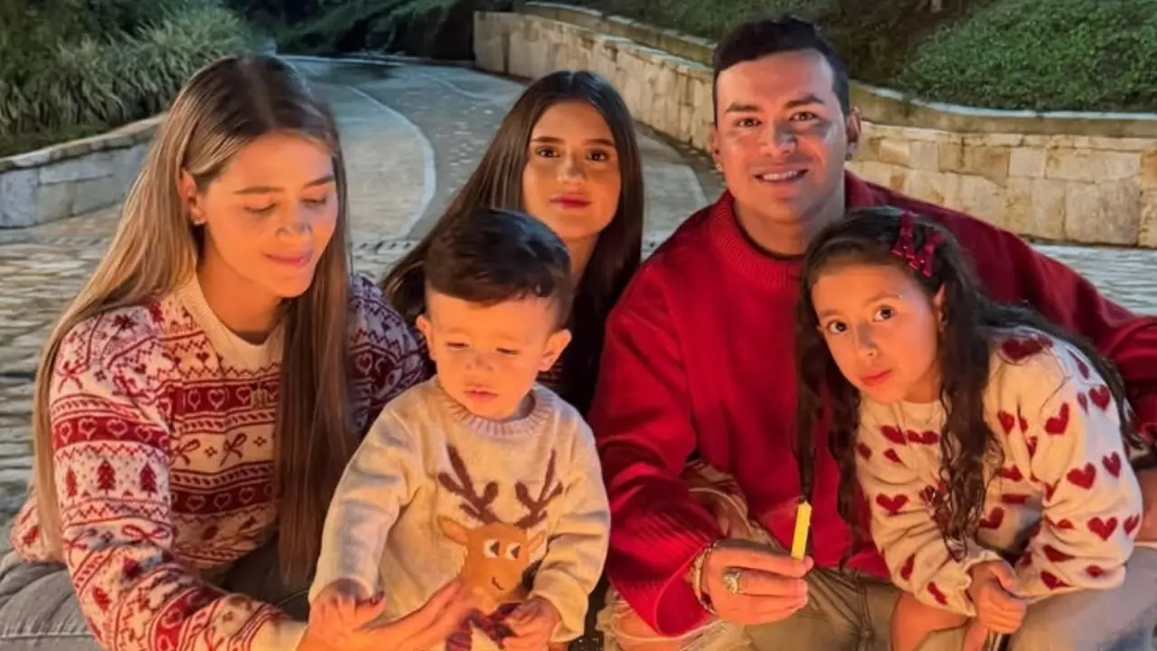 Niña de 8 años soplando velas en una torta rosa inspirada en Ariana Grande, rodeada de familiares en un homenaje lleno de amor y nostalgia