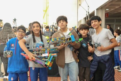 Estudiantes colombianos ajustando un robot VEX durante el Torneo Nacional 2026, listos para competir en el Mundial de Robótica