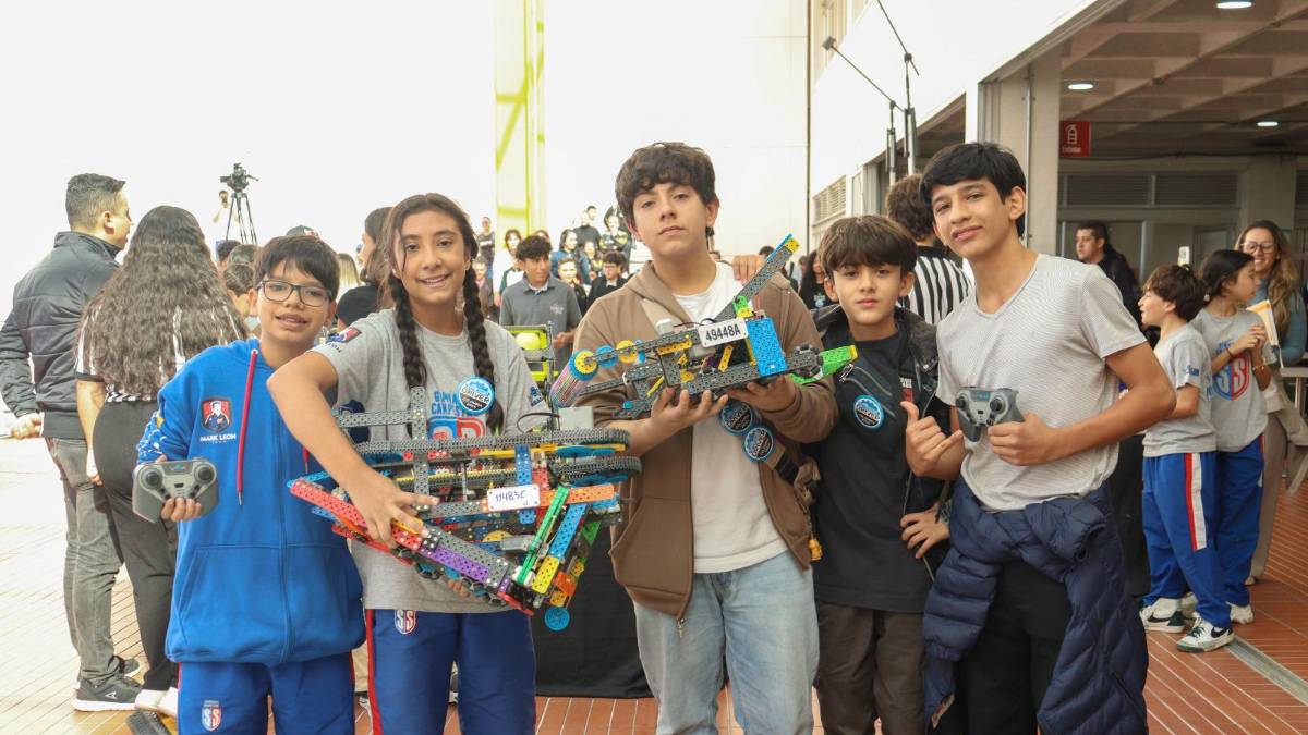 Estudiantes colombianos ajustando un robot VEX durante el Torneo Nacional 2026, listos para competir en el Mundial de Robótica