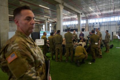 Tres militares estadounidenses en uniforme durante la operación Furia Épica, con equipos de combate en una zona de conflicto en Oriente Medio