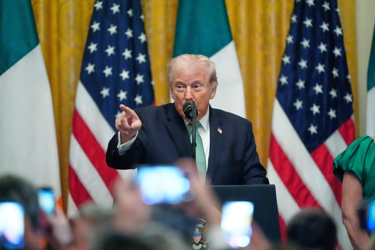 Donald Trump en un discurso con mapa del estrecho de Ormuz y barcos militares de fondo, tras anunciar retirada de EEUU