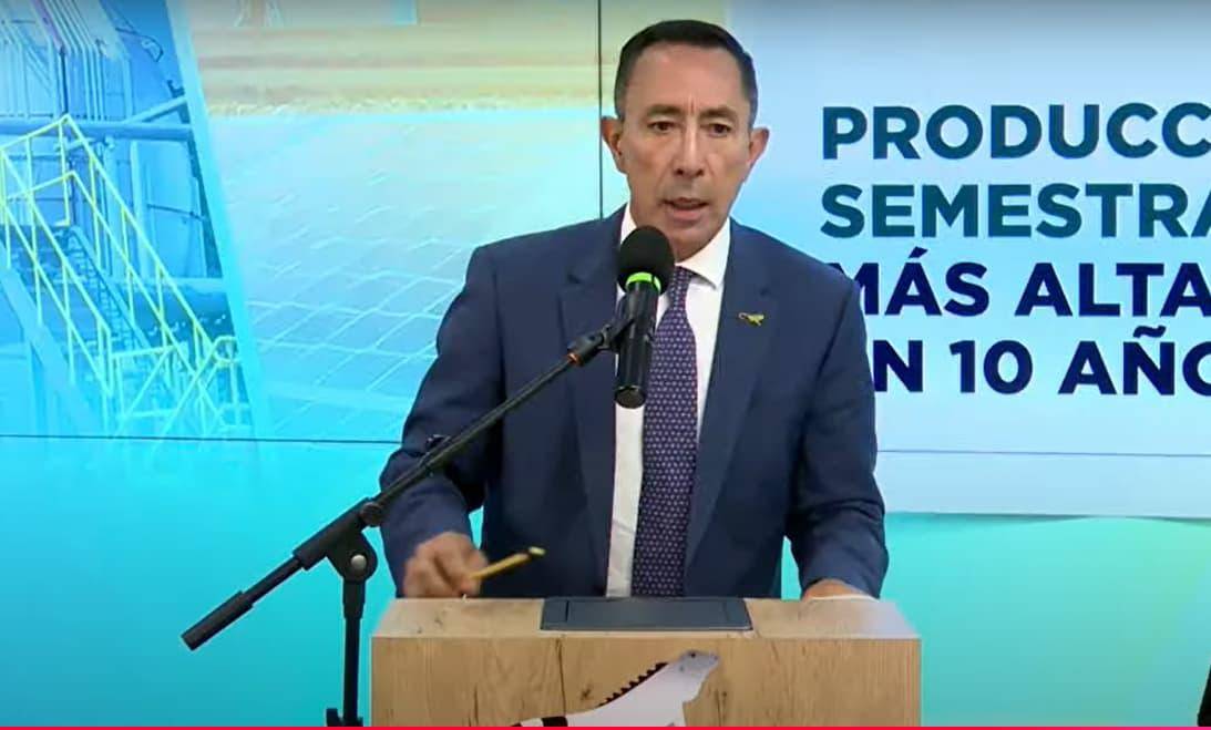 Reunión de la USO con documentos formales exigiendo la salida de Ricardo Roa de Ecopetrol por investigaciones en curso