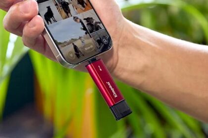 SSD ultracompacto de 13 gramos con conectores USB-A y USB-C mostrando su diseño minimalista y velocidad de 1050 MB/s