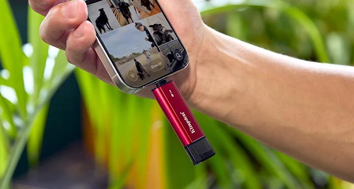 SSD ultracompacto de 13 gramos con conectores USB-A y USB-C mostrando su diseño minimalista y velocidad de 1050 MB/s