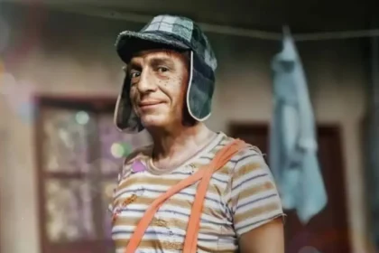 Chavo del 8 adulto con traje elegante frente a su vecindad abandonada, recreado con inteligencia artificial para un emotivo reencuentro