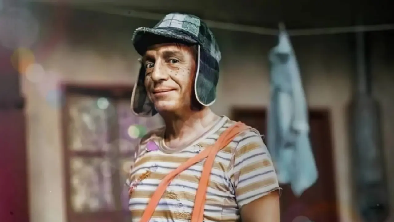 Chavo del 8 adulto con traje elegante frente a su vecindad abandonada, recreado con inteligencia artificial para un emotivo reencuentro