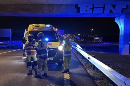 Agentes de emergencia atendiendo a un hombre herido en un atropello en cadena en la M-50 de Leganés