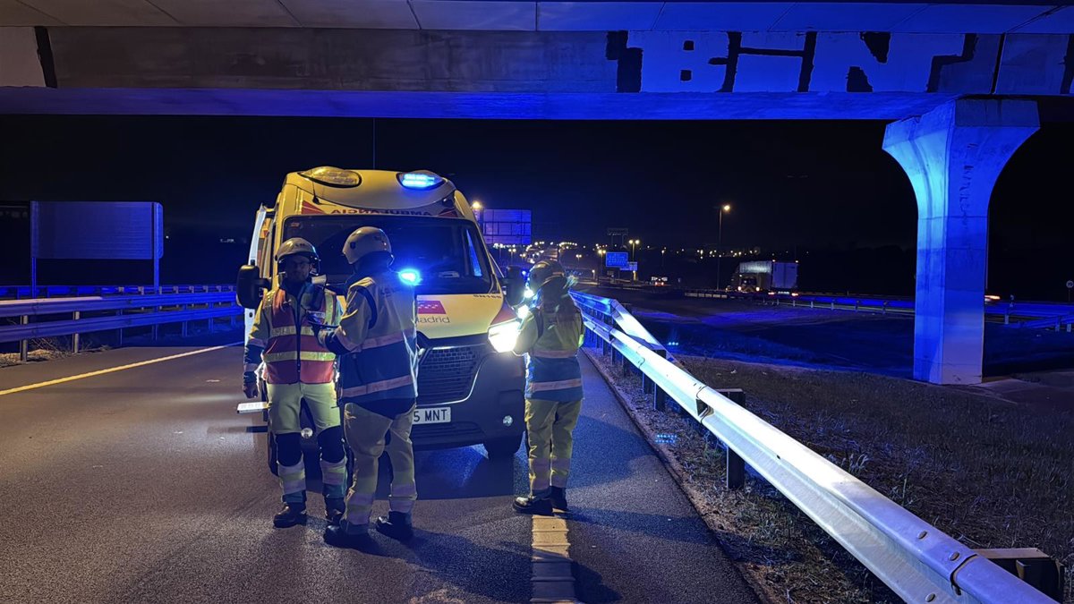Agentes de emergencia atendiendo a un hombre herido en un atropello en cadena en la M-50 de Leganés