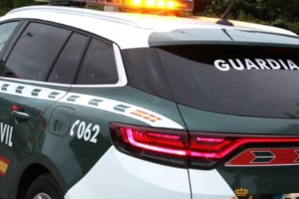 Agentes de la Guardia Civil junto a 16 coches de lujo recuperados tras desarticular banda en Cádiz