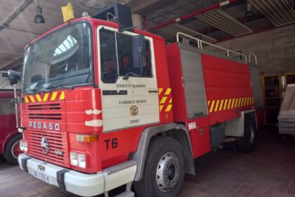 Bomberos actuando en el incendio de un edificio en Burgos, con humo saliendo de las ventanas