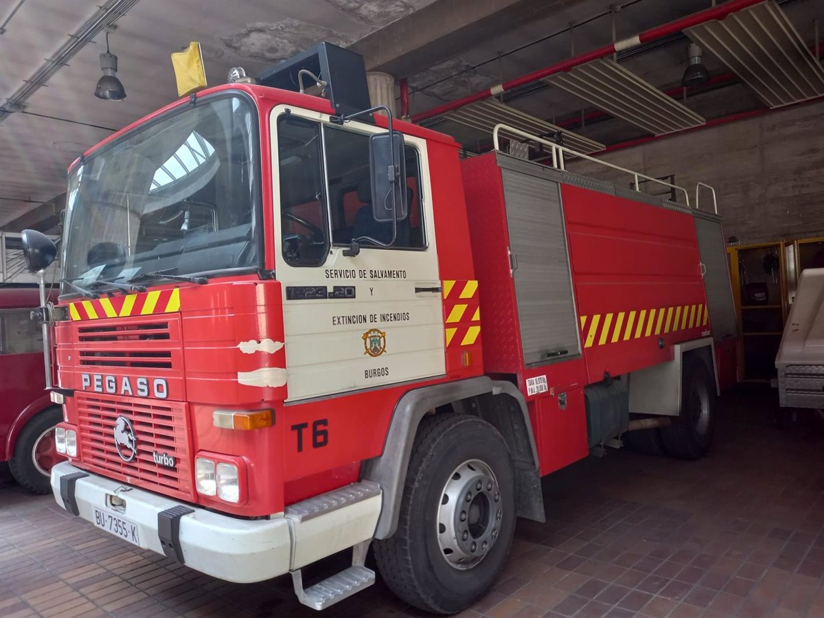 Bomberos actuando en el incendio de un edificio en Burgos, con humo saliendo de las ventanas