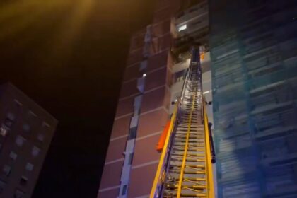 Bomberos rescatando a una anciana de 80 años en un incendio en Ciudad Lineal, Madrid
