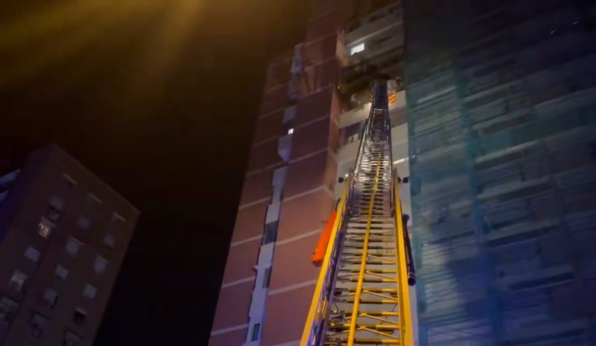 Bomberos rescatando a una anciana de 80 años en un incendio en Ciudad Lineal, Madrid
