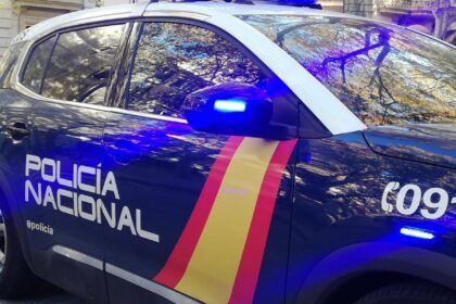 Vista del puente sobre sa Riera en Palma donde ocurrió la trágica caída mortal, con equipos de emergencia en la zona