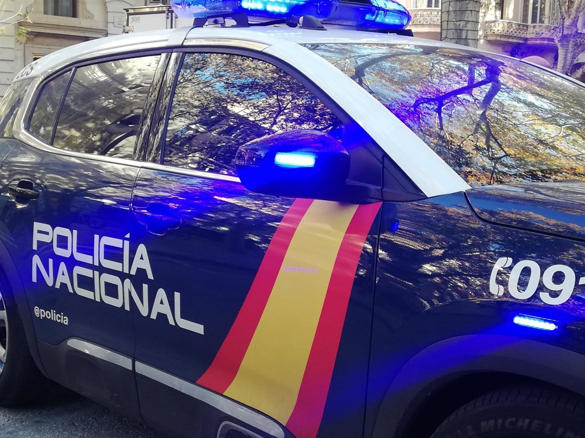 Vista del puente sobre sa Riera en Palma donde ocurrió la trágica caída mortal, con equipos de emergencia en la zona