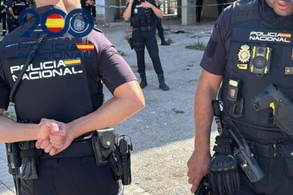 Agentes policiales registrando un arsenal de armas y munición incautado en operativo contra violencia en Sevilla
