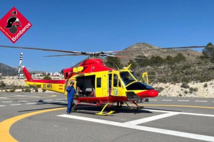 Helicóptero Alfa-1 medicalizado evacuando a una senderista herida en zona montañosa de Alicante con equipo de rescate