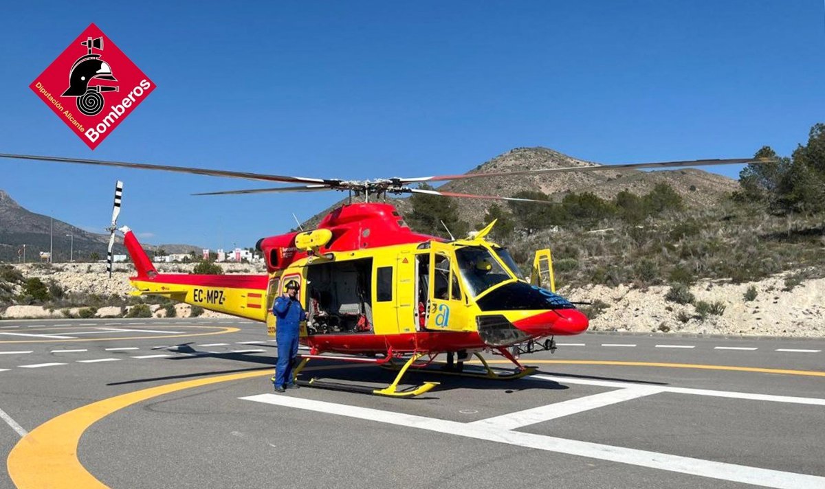 Helicóptero Alfa-1 medicalizado evacuando a una senderista herida en zona montañosa de Alicante con equipo de rescate
