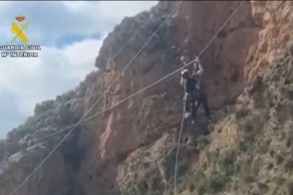 Equipo de rescate de montaña liberando a una mujer atrapada en la tirolina de la Vía Ferrata de Granada