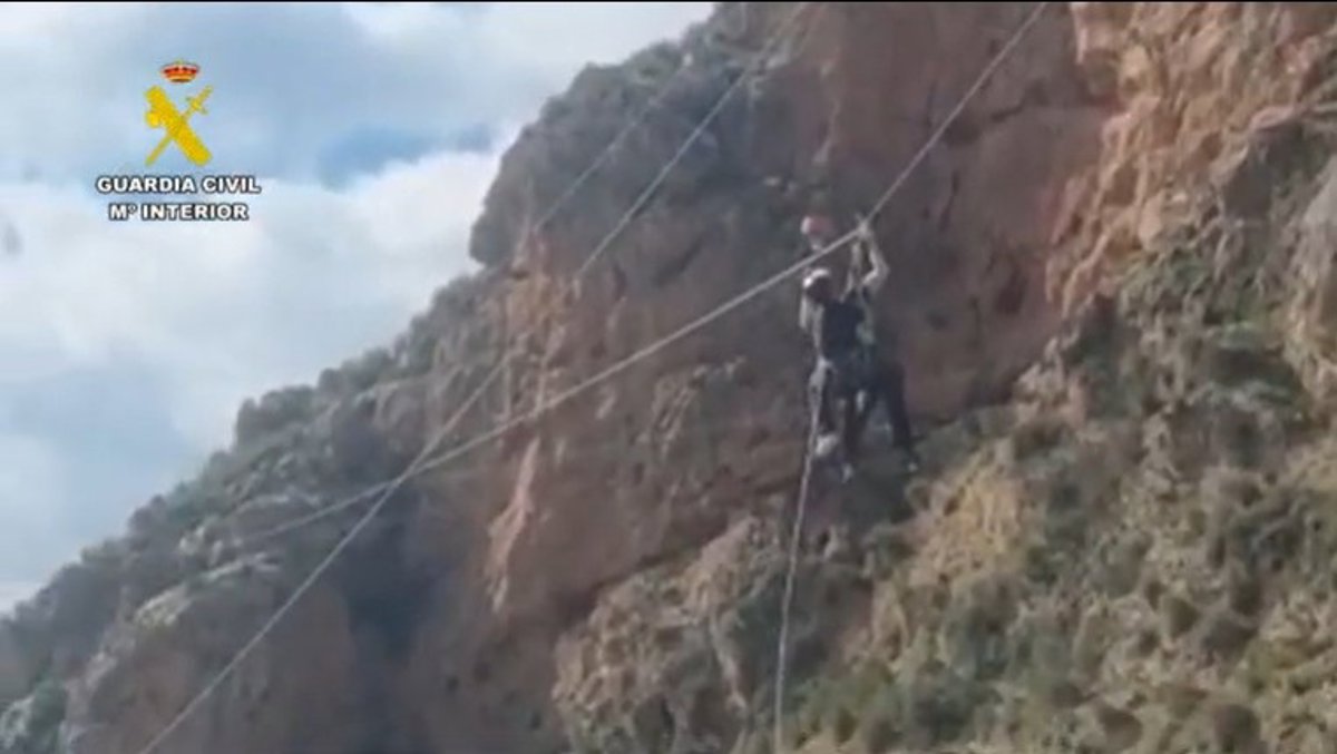 Equipo de rescate de montaña liberando a una mujer atrapada en la tirolina de la Vía Ferrata de Granada