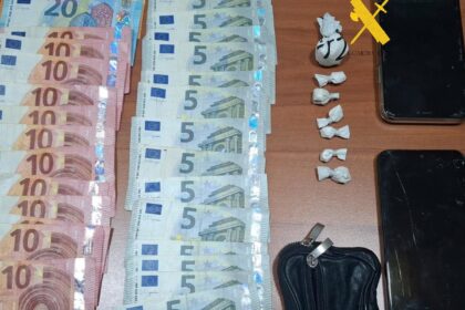 Agentes de la Guardia Civil registrando un bar en Burela durante operativo contra red narcotráfico con perros detectores