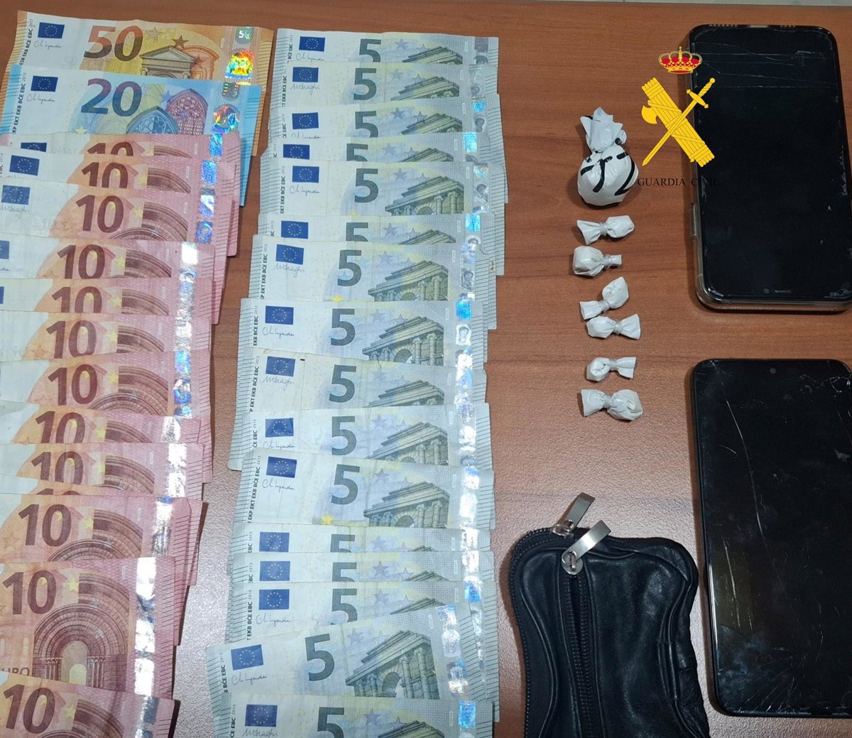 Agentes de la Guardia Civil registrando un bar en Burela durante operativo contra red narcotráfico con perros detectores