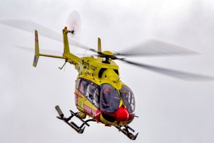 Ciclista herido en la TF-21 de Tenerife siendo rescatado por helicóptero medicalizado tras caída en curva