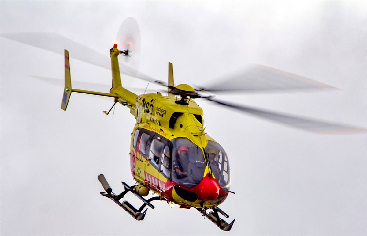Ciclista herido en la TF-21 de Tenerife siendo rescatado por helicóptero medicalizado tras caída en curva
