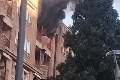 Bomberos extinguiendo llamas en la terraza de un ático en Granada con equipos de aire acondicionado dañados por el fuego