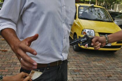 Persona configurando alertas de seguridad en su móvil para prevenir el 'paseo millonario' con apps de rastreo y emergencia activadas