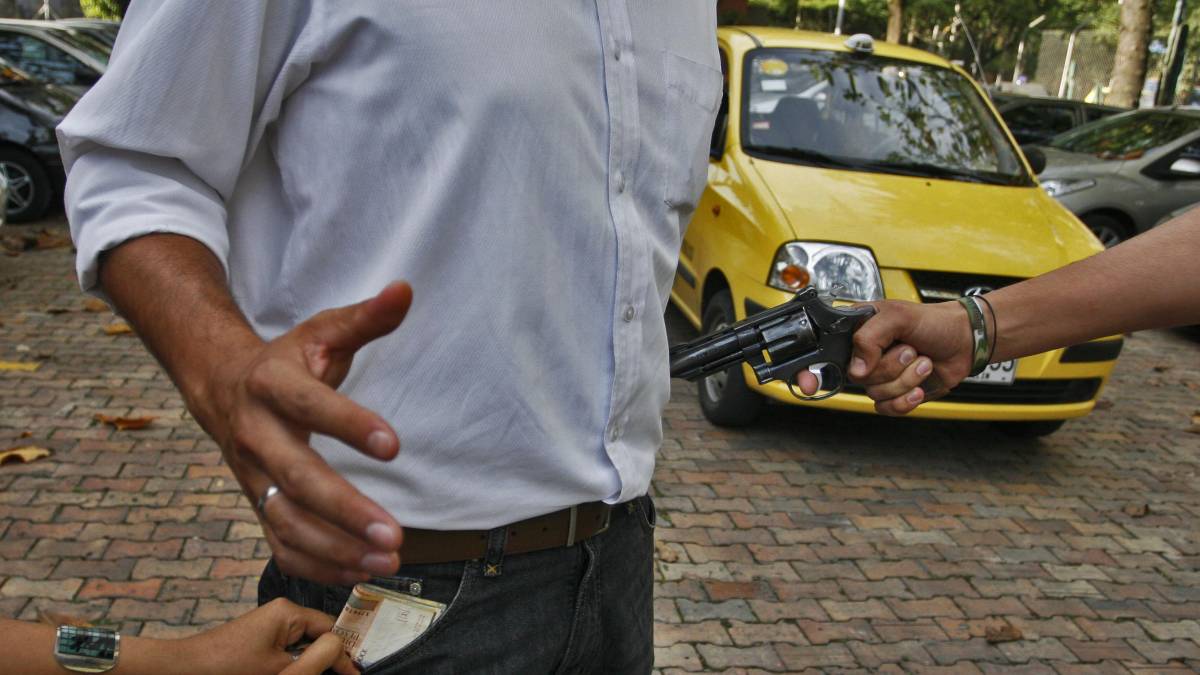 Persona configurando alertas de seguridad en su móvil para prevenir el 'paseo millonario' con apps de rastreo y emergencia activadas