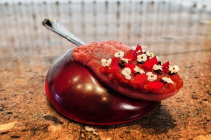 Chef danés preparando 'plástico comestible' de algas en restaurante vanguardista con proyecciones sobre contaminación oceánica