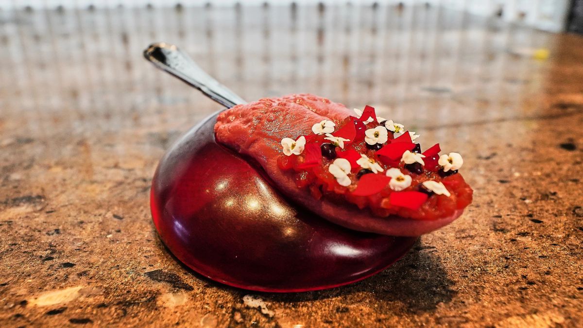 Chef danés preparando 'plástico comestible' de algas en restaurante vanguardista con proyecciones sobre contaminación oceánica