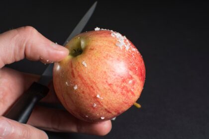 Manzanas rojas con brillo característico por la cera comestible aplicada tras la cosecha para proteger su frescura